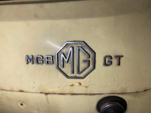 Image 19/34 of MG MGB GT (1970)