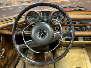 Image 21/36 of Mercedes-Benz 280 SE (1969)