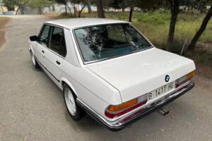 Bild 21/47 von BMW 528i (1986)