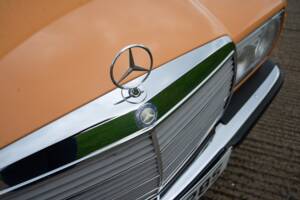 Image 28/32 of Mercedes-Benz 250 (1978)