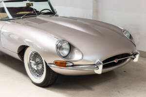Image 25/35 de Jaguar E-Type (1968)