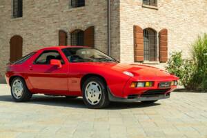 Image 2/50 of Porsche 928 S (1984)
