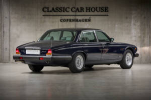 Image 10/97 of Daimler Double Six (1994)