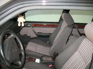 Bild 6/32 von Mercedes-Benz E 220 (1995)