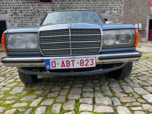 Image 10/23 of Mercedes-Benz 230 E (1984)