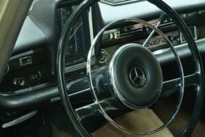 Image 27/50 of Mercedes-Benz 300 SE (1964)
