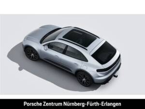 Image 4/13 of Porsche Macan 4 (2025)