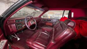 Image 16/23 of Cadillac Convertible de Ville (1986)