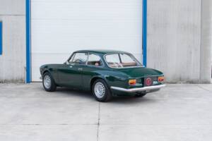 Image 25/83 of Alfa Romeo Giulia GT 1300 Junior (1968)