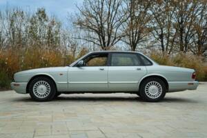 Image 12/50 de Jaguar XJ 8 Sovereign (1997)