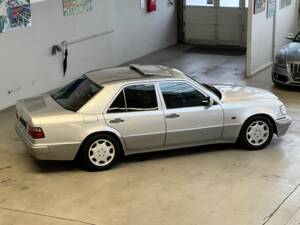 Afbeelding 11/62 van Mercedes-Benz E 500 (1995)