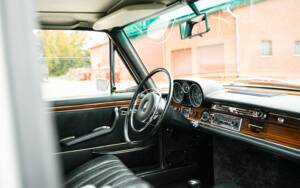 Image 31/50 of Mercedes-Benz 300 SEL 6.3 (1970)