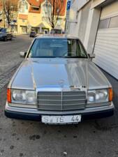 Afbeelding 4/14 van Mercedes-Benz 200 E (1989)