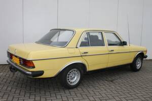 Image 2/12 of Mercedes-Benz 200 D (1982)
