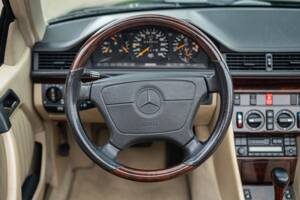 Image 37/83 de Mercedes-Benz E 220 (1996)