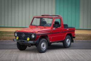Immagine 2/42 di Mercedes-Benz 240 GD (SWB) (1979)