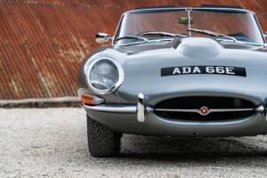 Image 15/34 de Jaguar E-Type (1968)