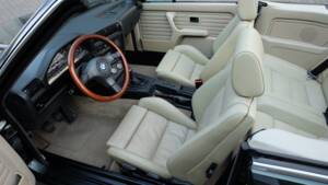 Immagine 16/48 di BMW 325i (1986)