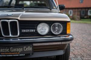 Image 4/76 of BMW 323i (1982)