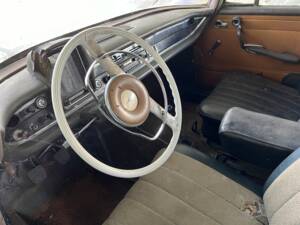 Afbeelding 4/15 van Mercedes-Benz 200 D Universal (1967)