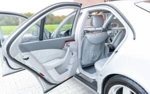 Image 23/45 of Mercedes-Benz S 55 AMG (2000)