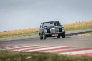 Image 6/8 de Mercedes-Benz 200 D (1970)