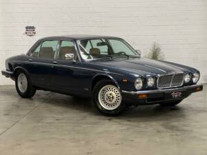 Image 12/22 of Jaguar XJ 12 (1988)