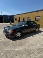 Image 17/23 of Mercedes-Benz 500 E (1992)