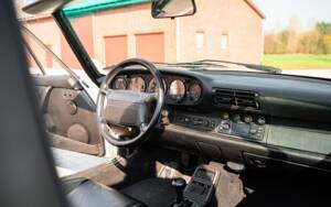 Image 30/48 of Porsche 911 Carrera 4 (1992)