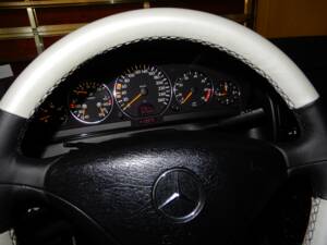Image 25/35 of Mercedes-Benz SL 500 (2000)