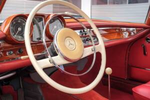 Image 17/24 de Mercedes-Benz 220 SE b (1963)