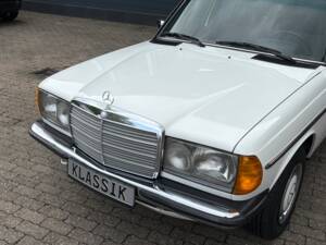 Image 50/66 of Mercedes-Benz 200 T (1984)