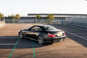 Image 18/33 de Mercedes-Benz SL 63 AMG (2012)