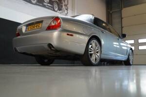 Image 28/50 of Jaguar XJ 8 4.2 (2007)