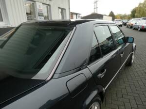 Bild 19/22 von Mercedes-Benz E 500 Limited (1994)