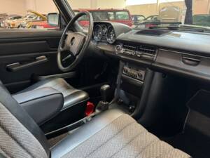 Immagine 14/35 di Mercedes-Benz 200 (1975)