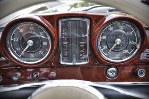 Immagine 42/71 di Mercedes-Benz 220 SE b (1961)