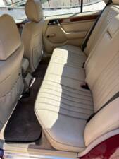 Image 18/50 of Mercedes-Benz E 200 (1993)