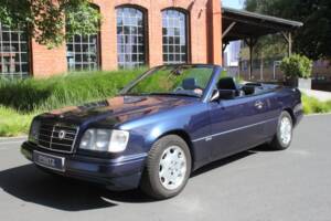 Image 2/21 of Mercedes-Benz E 320 (1995)