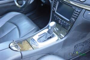 Image 41/50 of Mercedes-Benz E 500 T (2004)