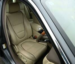 Image 17/50 of Jaguar XJ 8 4.2 (2007)