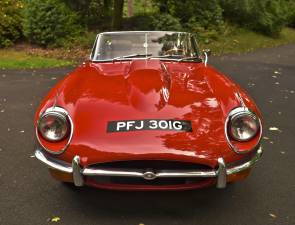 Image 3/50 of Jaguar E-Type (1969)