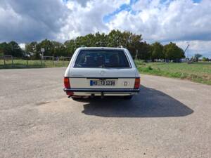 Image 4/20 of Mercedes-Benz 200 T (1983)
