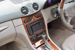 Image 35/49 of Mercedes-Benz CLK 500 (2004)