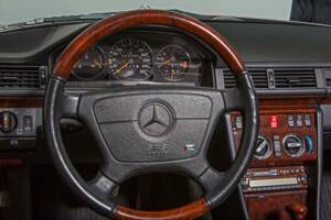 Bild 27/31 von Mercedes-Benz E 320 (1993)