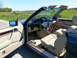 Mercedes-Benz E 220 Cabriolet (C 124) nachtblau 1994