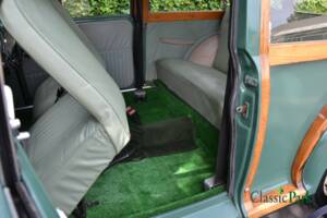 Image 24/50 of Morris Minor 1000 Traveller (1964)