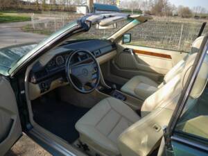 Bild 18/30 von Mercedes-Benz 300 CE-24 (1992)
