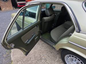 Image 44/73 of Mercedes-Benz 230 E (1985)