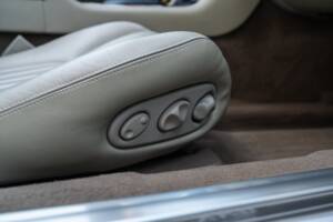 Image 40/91 de Jaguar XK8 4.0 (2000)